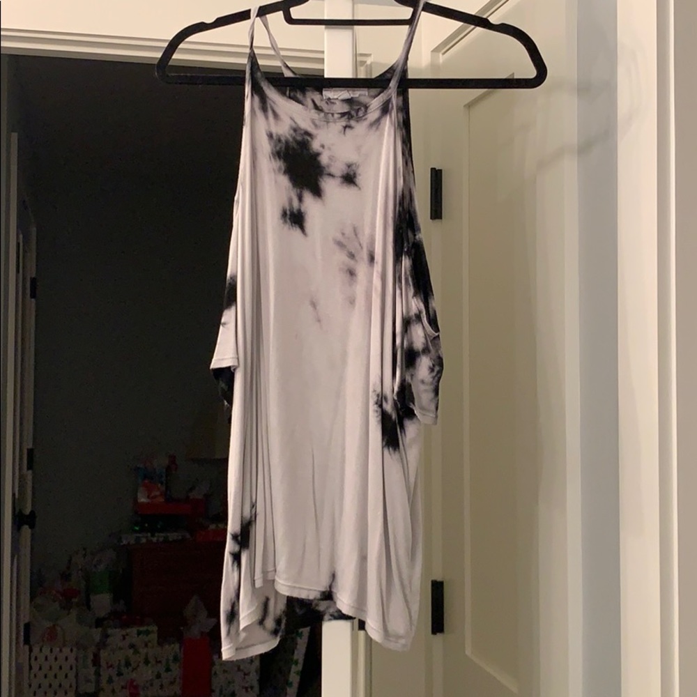 shoulder cut soft shirt